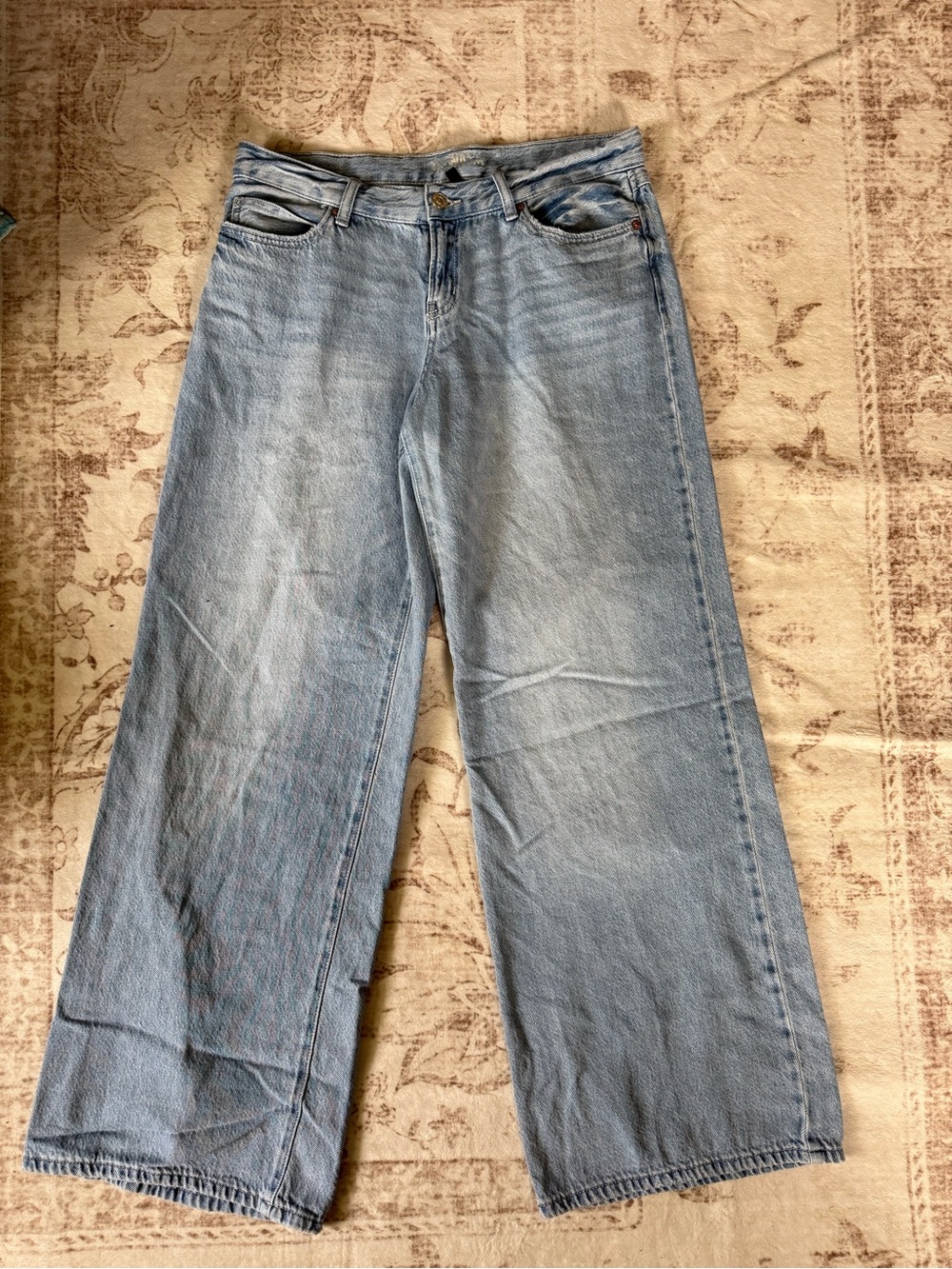 Light wash low waisted jeans